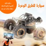 سيارة RC للطرق الوعرة سوداء بكفرات كبيرة، مزودة بكاميرا وشاشة تحكم عبر الهاتف الذكي.