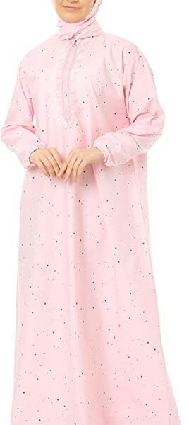 امرأة ترتدي اسدال قطني واسع باللون الوردي المنقط مع غطاء رأس متصل وأزرار أمامية.
